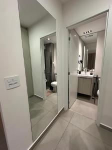 a bathroom with a mirror and a toilet and a sink at Loft Elegante proximo do Shopping Esmeralda in Marília +42 photos