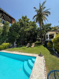 a swimming pool in the backyard of a house at Ven a disfrutar de Casa Alfenapa a pie del lago, somos pet friendly in Tequesquitengo