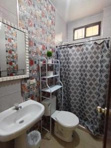 a bathroom with a white toilet and a sink at Casa Florencia Hab 1 Florencia in Guayaquil