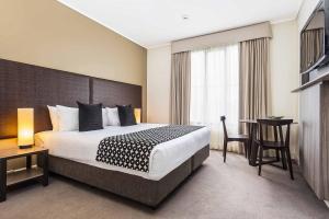 Una habitación de hotel con una cama grande y un escritorio. en Mantra on Jolimont Melbourne, en Melbourne 63 fotos más