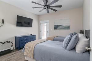 a bedroom with a bed and a ceiling fan at Chic Townhome near LA Tech in Ruston