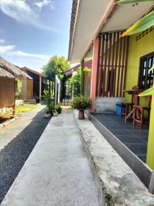 a walkway in front of a building at Lanta Rabbit Rooms in Ko Lanta