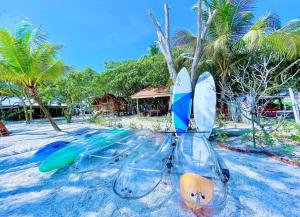 a bunch of surfboards in the sand on a beach at Home Escape Resort in Phumĭ Bát Tráng (2)