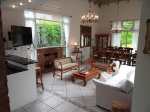 a living room with a couch and a tv at Quinta Un Sueño Junin in Junín