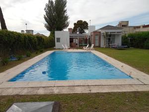 a swimming pool in the yard of a house at Quinta Un Sueño Junin in Junín