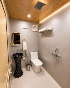 a small bathroom with a toilet in a room at Treehouse by the lake in Bhīm Tāl