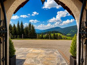 an open gate with a view of the mountains at Frühstückspension Bachseitenhof in Radstadt