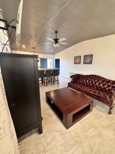 a living room with a couch and a table at Casa Dulce in Estelí