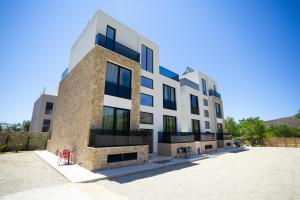 a large white building with a brick at Emili Premium Residence in Qeparo +17 photos