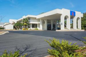 un gran edificio blanco con aparcamiento en Motel 6-Newnan, GA, en Newnan