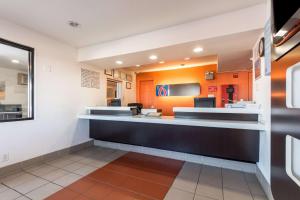 Kuchyň nebo kuchyňský kout v ubytování Motel 6-Garland, TX - Dallas