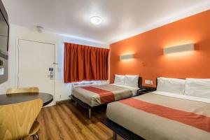 Postel nebo postele na pokoji v ubytování Motel 6-Garland, TX - Dallas