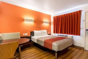 Postel nebo postele na pokoji v ubytování Motel 6-Garland, TX - Dallas + 26 fotografií