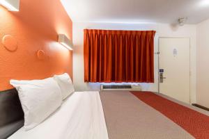 Postel nebo postele na pokoji v ubytování Motel 6-Garland, TX - Dallas