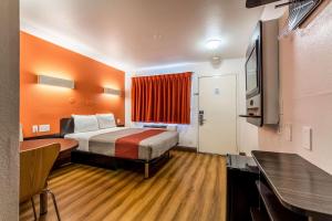 Postel nebo postele na pokoji v ubytování Motel 6-Garland, TX - Dallas