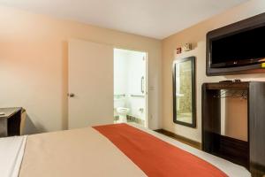 Postel nebo postele na pokoji v ubytování Motel 6-Garland, TX - Dallas