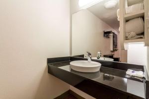 Koupelna v ubytování Motel 6-Garland, TX - Dallas