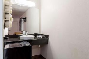 Koupelna v ubytování Motel 6-Garland, TX - Dallas