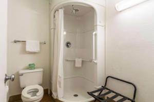 Koupelna v ubytování Motel 6-Garland, TX - Dallas