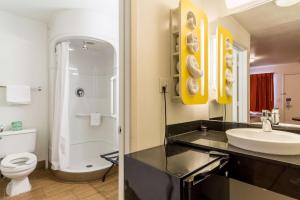Koupelna v ubytování Motel 6-Garland, TX - Dallas
