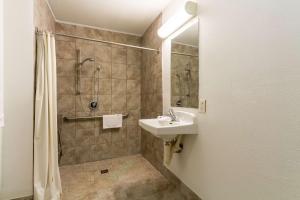 Koupelna v ubytování Motel 6-Garland, TX - Dallas