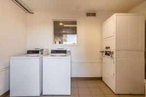 Kuchyň nebo kuchyňský kout v ubytování Motel 6-Garland, TX - Dallas