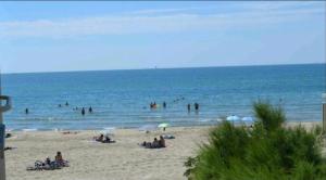 a group of people in the water at the beach at MONTPELLIER SUD-GIUSEPPINA suite junior 2 pers-Piscine privé aéroport Arena 2mn mer in Pérols +1 photo