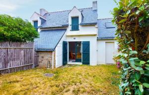 a white house with a fence and a yard at Maison Piriac in Piriac-sur-Mer