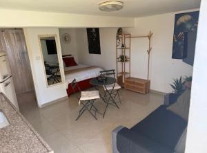 a living room with a bed and a table at לרניקה - יחידות אירוח in Qiryat Shemona
