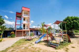 ein Spielplatz vor einem Gebäude in der Unterkunft Edificio Rojo Departamentos. in Tarapoto