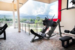 ein Zimmer mit Fitnessraum und Bergblick in der Unterkunft Edificio Rojo Departamentos. in Tarapoto