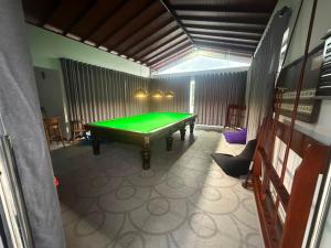 ein Raum mit einem grünen Billardtisch darin in der Unterkunft 32AW hotel in Matale + 8 Fotos