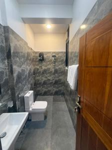 ein Badezimmer mit Toilette und Waschbecken in der Unterkunft 32AW hotel in Matale
