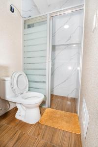 ein Badezimmer mit Toilette und Dusche in der Unterkunft Edificio Rojo Departamentos. in Tarapoto + 97 Fotos