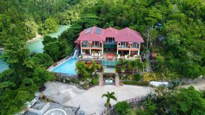 Luftaufnahme eines Hauses mit Swimmingpool in der Unterkunft C View Resort in Sipalay