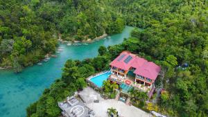 eine Luftaufnahme eines Hauses neben einem Fluss in der Unterkunft C View Resort in Sipalay