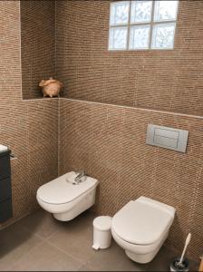 a bathroom with a toilet and a bidet at Conde de Lerín by Clabao in Lerín +22 photos