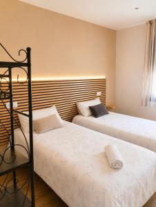 two beds sitting next to each other in a room at Conde de Lerín by Clabao in Lerín