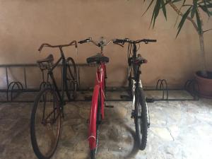 dwa rowery zaparkowane obok siebie przy ścianie w obiekcie Casa Galileo w mieście Costitx