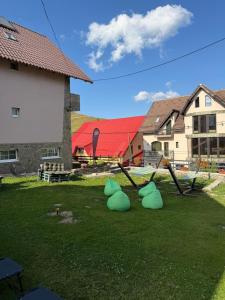 a group of animals sitting on the grass in a yard at Casa Verde in Ranca