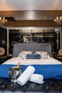 ein Schlafzimmer mit einem Bett, auf dem Handtücher liegen in der Unterkunft Suites Wellness à Sprimont - Logements avec jacuzzi pour 2 personnes in Sprimont + 74 Fotos