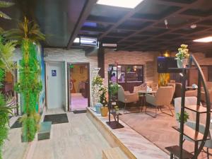 a room with plants and a table and chairs at فندق هدب - المربع in Riyadh