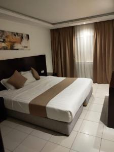 a bedroom with a large bed in a room at فندق هدب - المربع in Riyadh