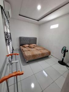 a bedroom with a bed in the corner of a room at YouYouKe Pavillon Karangpapak in Cilauteureun