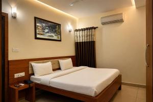 a bedroom with a bed in a room at Hotel Sunshine Inn in Mughal Sarāi