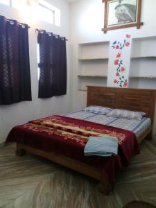 Säng eller sängar i ett rum på Suri Guest House