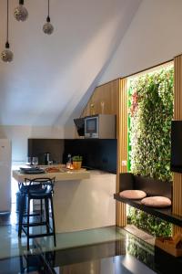 eine Küche mit Theke und einem Tisch mit Stühlen in der Unterkunft Suites Wellness à Sprimont - Logements avec jacuzzi pour 2 personnes in Sprimont