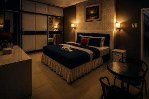 a bedroom with a large bed in a room at BIN DAOD Hotel Syariah in Meulaboh
