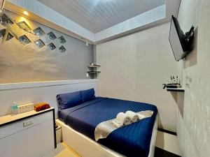 a small bedroom with a blue bed in a room at BIN DAOD Hotel Syariah in Meulaboh