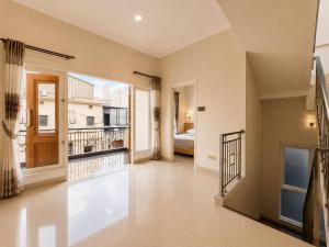 a large room with a balcony and a bedroom at Wisma Pelangi 5 in Jakarta
